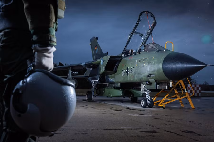 Chiến đấu cơ Đức mang theo tên lửa Taurus KEPD-350.