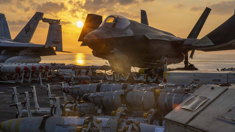 Tiêm kích F-35C của Mỹ trên boong tàu USS Abraham Lincoln, ngày 2/3/2026.