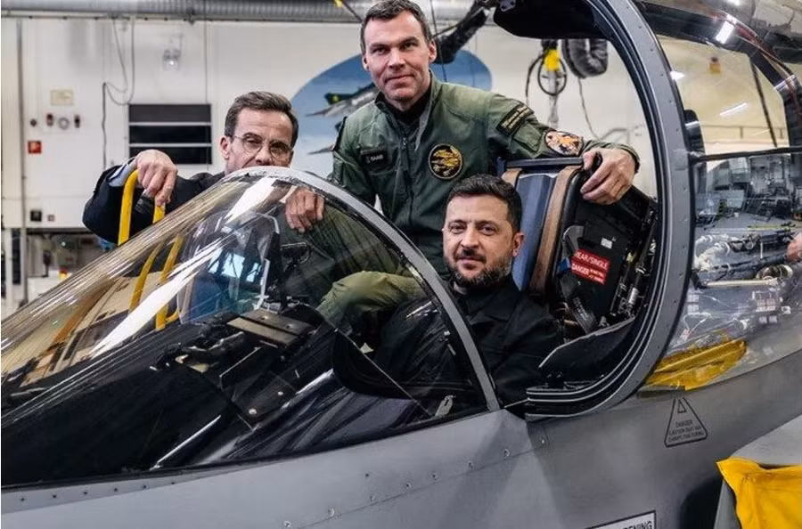 Tổng thống Volodymyr Zelensky trên khoang lái máy bay JAS 39 Gripen trong chuyến thăm Thụy Điển.