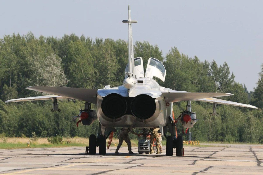 Su-24 Ukraine mang theo tên lửa Storm Shadow do Pháp cung cấp.