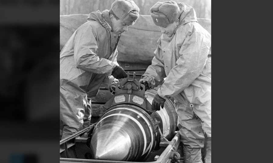 Binh sĩ Ukraine đặt đầu đạn hạt nhân vào thùng chứa chuyên dụng để vận chuyển, năm 1992.
