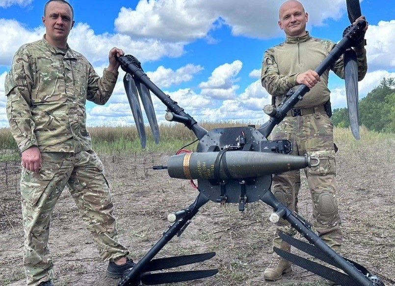 Chiếc FPV của Ukraine mang theo quả đạn 155mm.