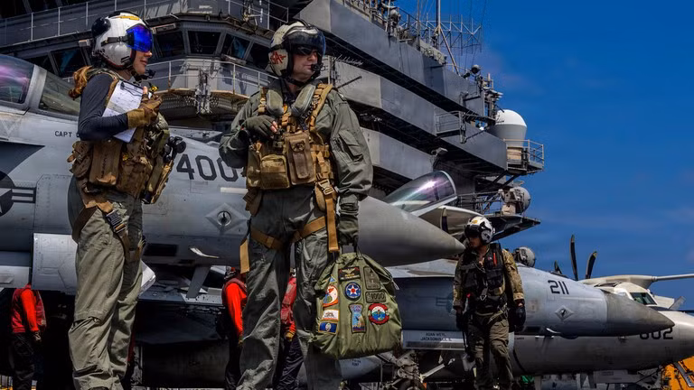 Chiến đấu cơ trên tàu sân bay Mỹ.