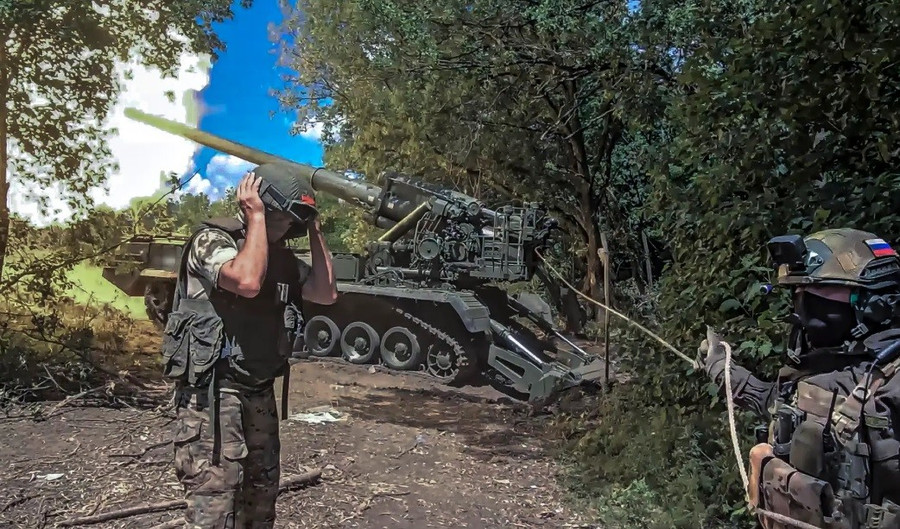 Binh lính Nga khai hỏa pháo tự hành 2S7M Malka tại Donetsk.