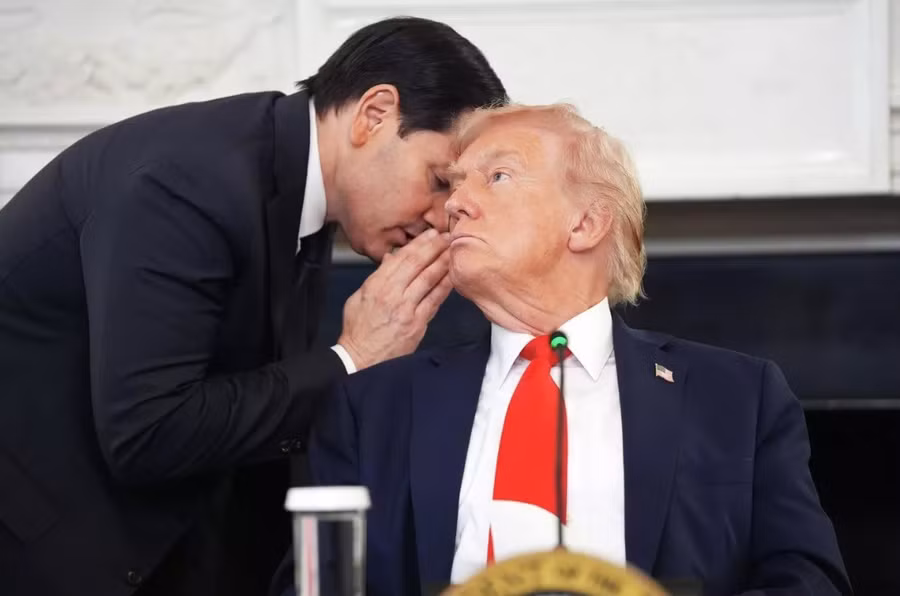 Ngoại trưởng Mỹ Marco Rubio và Tổng thống Donald Trump trong một cuộc thảo luận bàn tròn tại Nhà Trắng.