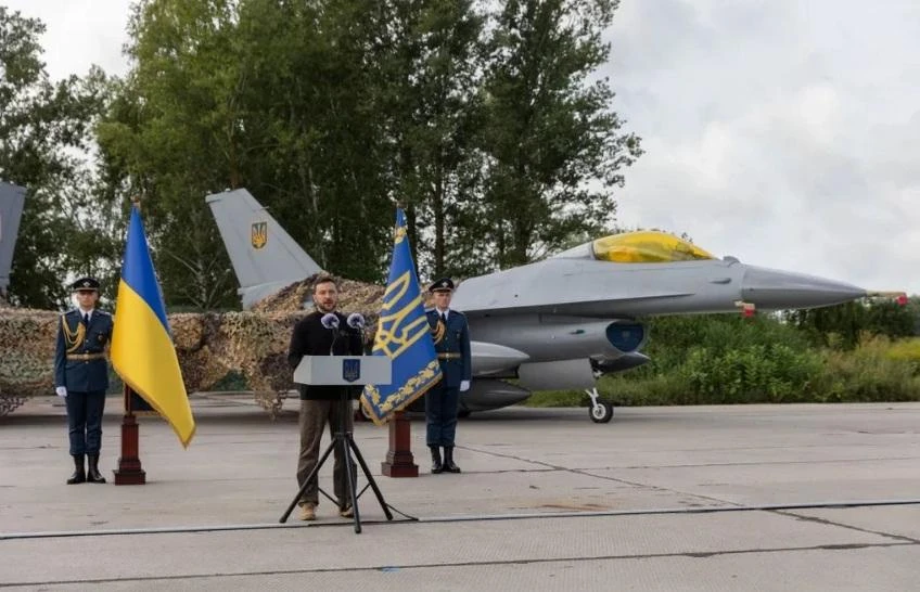 Tổng thống Ukraine Volodymyr Zelensky bên cạnh chiếc F-16.