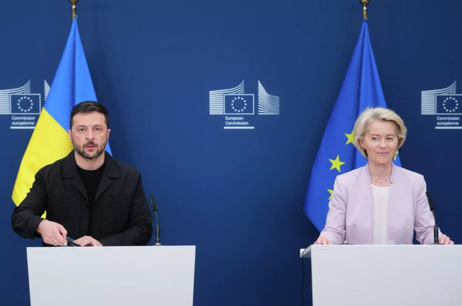 Tổng thống Volodymyr Zelensky và Chủ tịch Ủy ban Châu Âu Ursula von der Leyen trong một cuộc họp báo tại trụ sở EU ở Brussels, Bỉ.