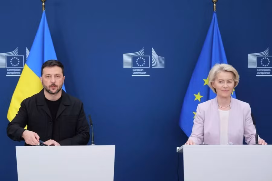 Tổng thống Volodymyr Zelensky và Chủ tịch Ủy ban Châu Âu Ursula von der Leyen trong một cuộc họp báo tại trụ sở EU ở Brussels, Bỉ.