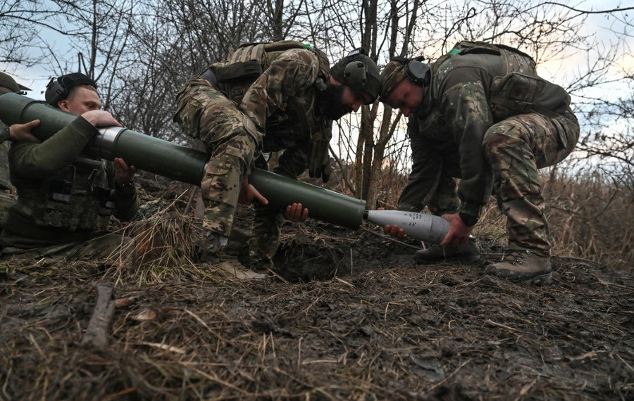 Binh sĩ Ukraine nạp đạn súng cối tấn công về phía các cứ điểm của Nga tại Pokrovsk.