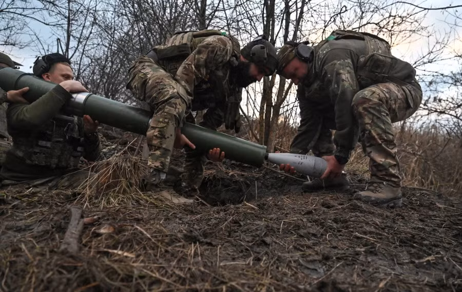 Binh sĩ Ukraine nạp đạn súng cối tấn công về phía các cứ điểm của Nga tại Pokrovsk.