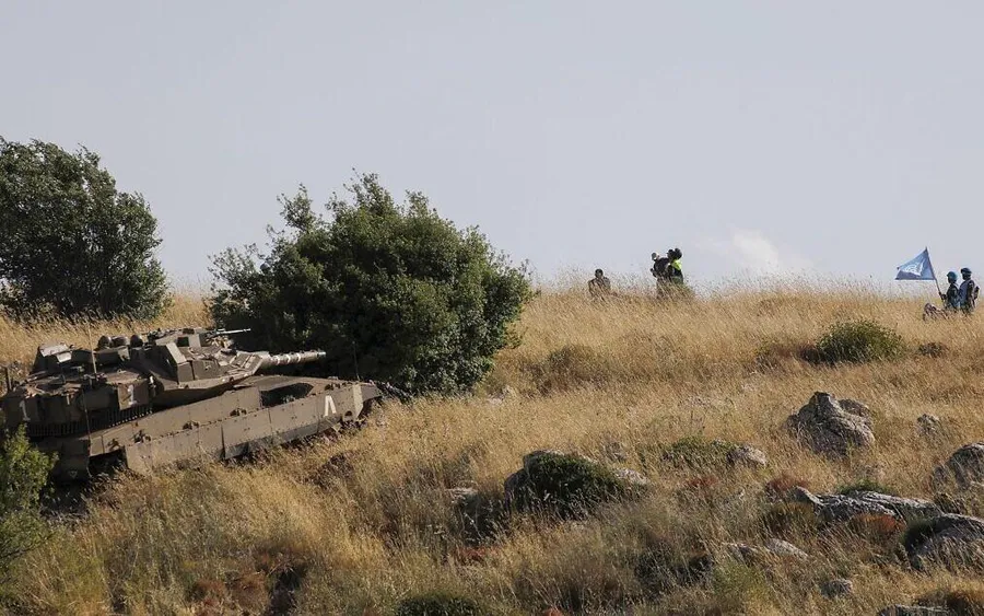 Xe tăng Israel triển khai gần biên giới với Lebanon.