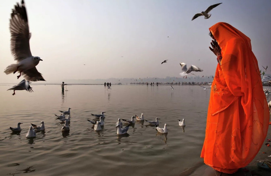 Cầu nguyện bên bờ sông Hằng ở Allahabad, Ấn Độ.