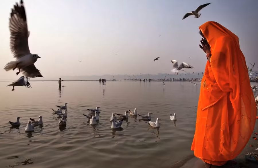 Cầu nguyện bên bờ sông Hằng ở Allahabad, Ấn Độ.