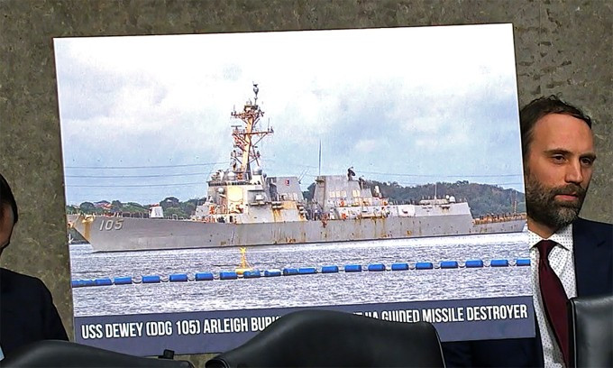Bức ảnh khu trục hạm Aegis USS Dewey bị hoen rỉ được công bố trong phiên điều trần hôm 27 tháng 2.