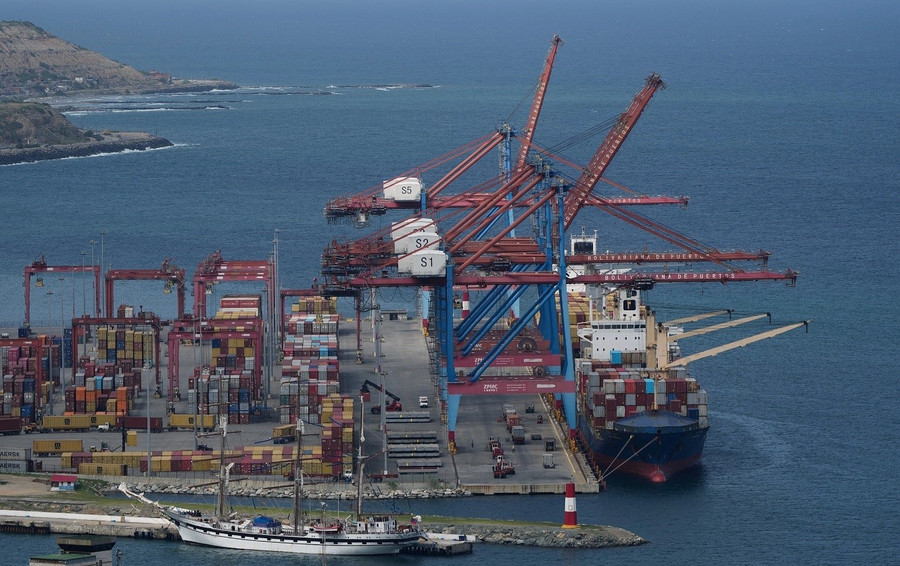 Tàu hàng cỡ lớn neo đậu tại cảng ở La Guaira, Venezuela.