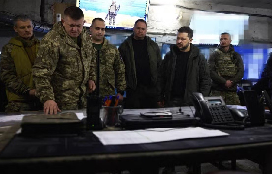 Tổng thống Ukraine Volodymyr Zelensky trong chuyến thăm Lữ đoàn Nhảy dù Độc lập số 25.