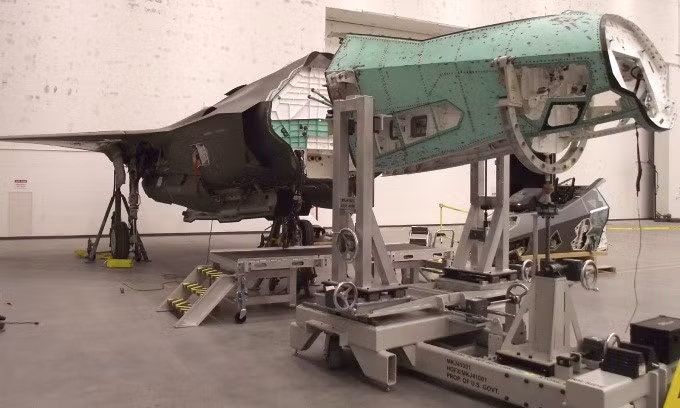 Phần mũi chiếc AF-27 ghép vào thân chiếc AF-211 bằng Hệ thống Bảo dưỡng Di động (MMS) tại căn cứ Hill.