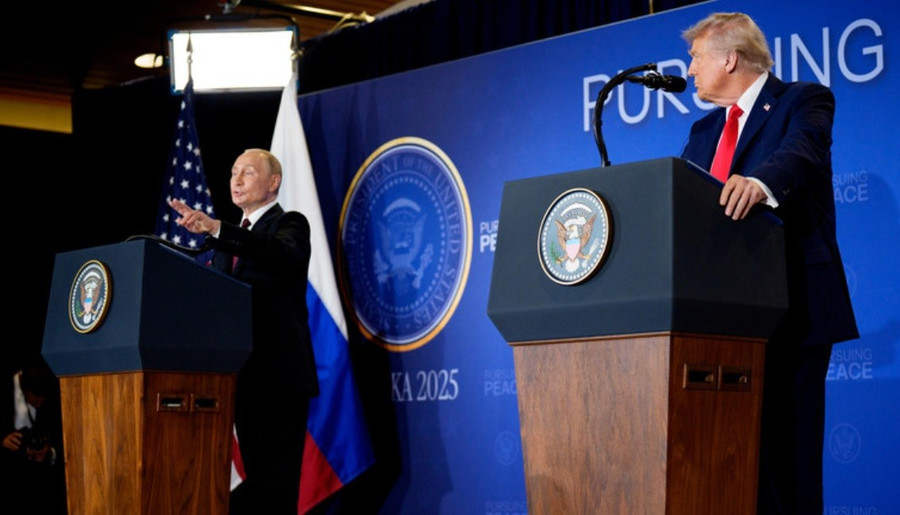 Tổng thống Nga Vladimir Putin, cùng với Tổng thống Mỹ Donald Trump, phát biểu trong cuộc họp báo ngày 15 tháng 8 năm 2025 tại Anchorage, Alaska.