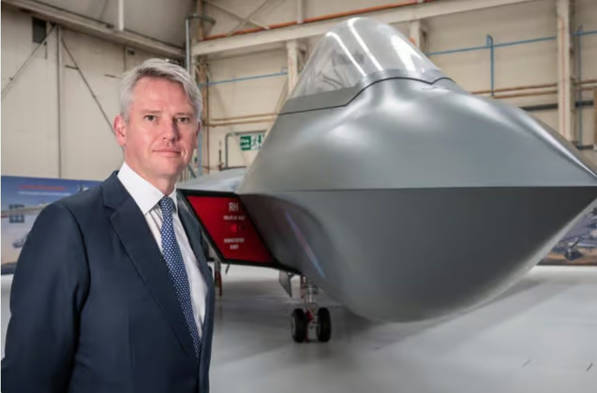 Giám đốc điều hành của BAE Systems, Charles Woodburn với mô hình kích thước đầy đủ của Tempest.