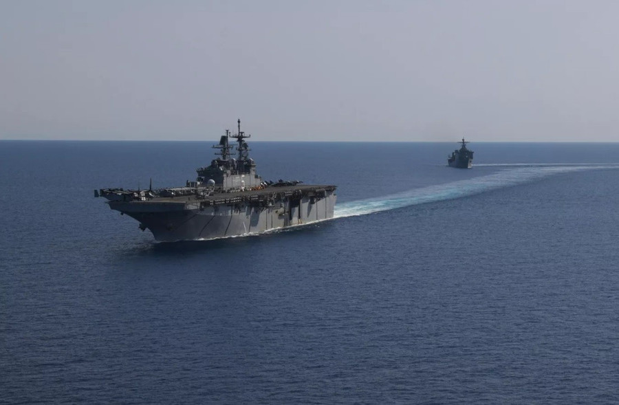 Tàu tấn công đổ bộ USS Bataan và tàu đổ bộ USS Carter Hall của Mỹ đang di chuyển qua Biển Đỏ.