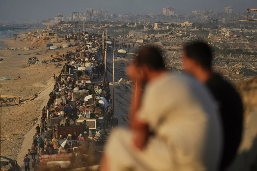 Dòng người Palestine buộc phải rời khỏi miền bắc Gaza.