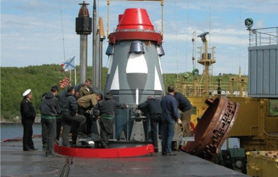 Nga nạp tên lửa SLBM Sineva vào tàu ngầm chiến lược.