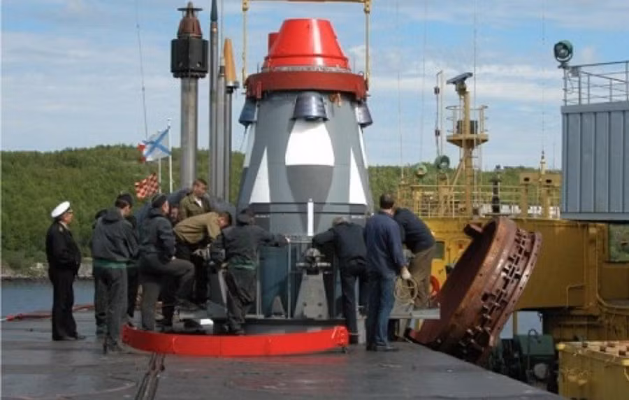 Nga nạp tên lửa SLBM Sineva vào tàu ngầm chiến lược.