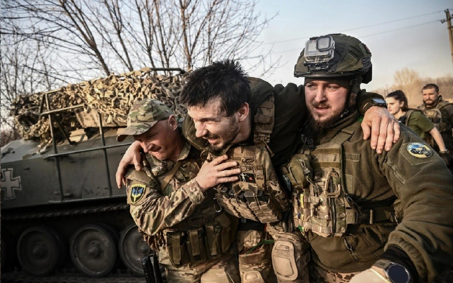 Binh sĩ Ukraine bị thương tại mặt trận Zaporizhia.