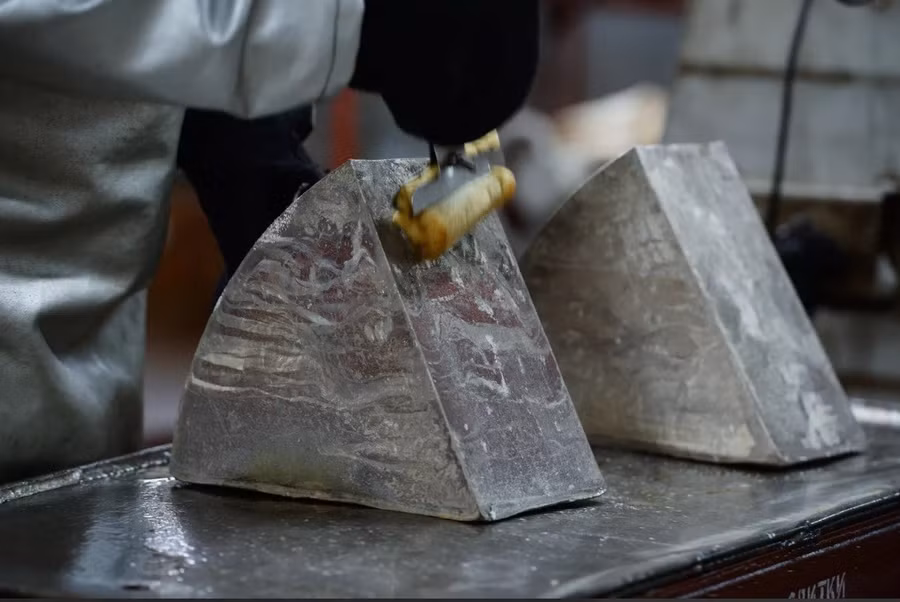 Thanh lithium được sản xuất tại Nhà máy cô đặc hóa chất Novosibirsk ở Nga.