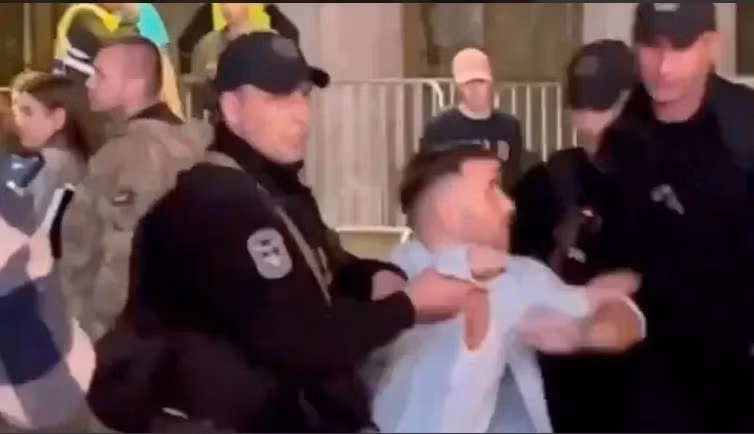 Lực lượng an ninh Ukraine bắt người trốn nghĩa vụ quân sự.