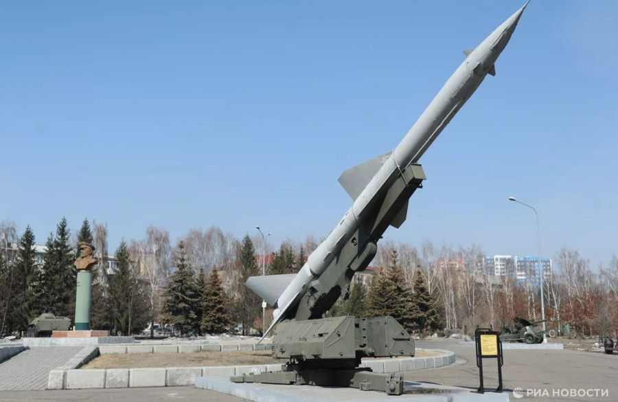 Hệ thống tên lửa phòng không S-75 tại Công viên Chiến thắng ở Kemerovo. u22.jpg