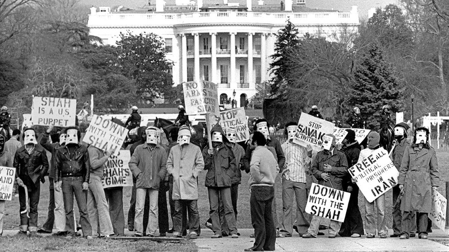 Cuộc biểu tình bên ngoài Nhà Trắng sau chuyến thăm Mỹ của ông Pahlavi, năm 1977.