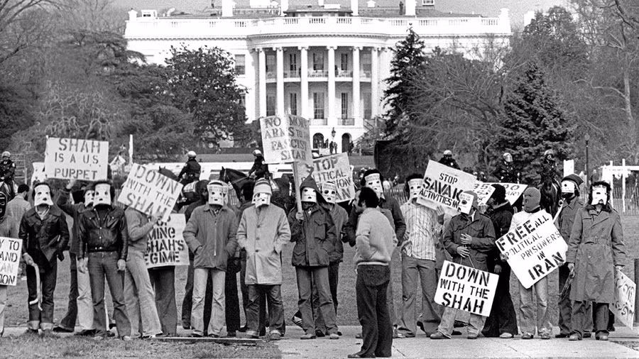 Cuộc biểu tình bên ngoài Nhà Trắng sau chuyến thăm Mỹ của ông Pahlavi, năm 1977.