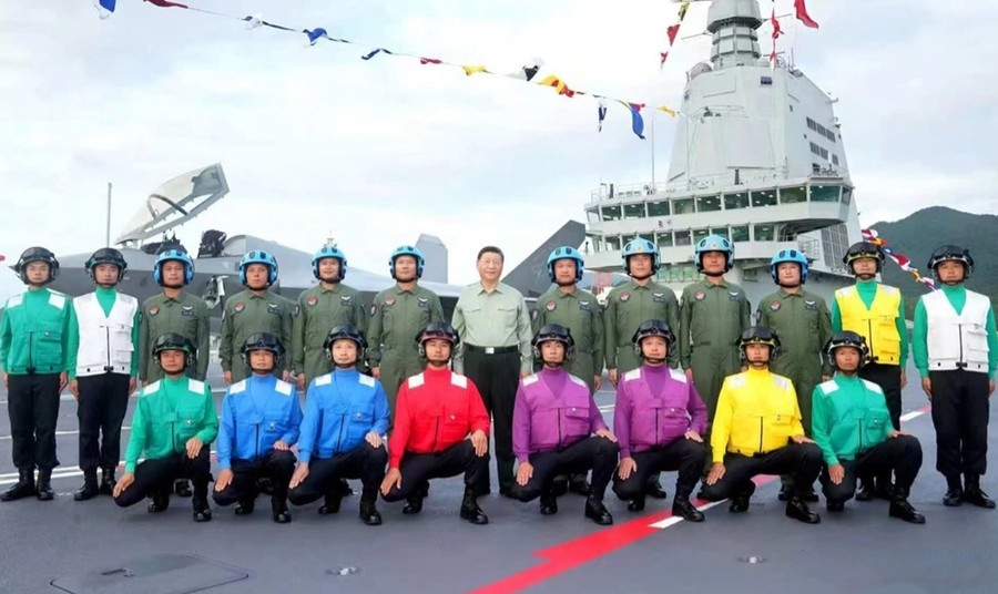 Chủ tịch Tập Cận Bình cùng các thủy thủ, phi công trên tàu sân bay Phúc Kiến tại căn cứ Tam Á hôm 5 tháng 11.