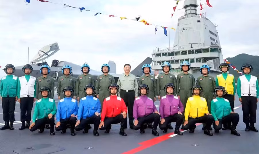 Chủ tịch Tập Cận Bình cùng các thủy thủ, phi công trên tàu sân bay Phúc Kiến tại căn cứ Tam Á hôm 5 tháng 11.