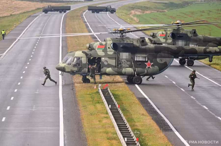 Trực thăng Mi-8 của Belarus thực hành hạ cánh trên đoạn đường M1 gần Minsk trong cuộc tập trận Zapad-2025.