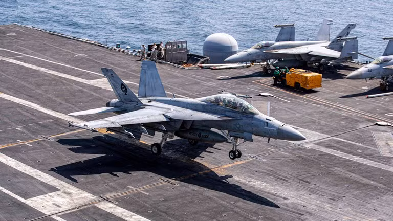 Tiêm kích F/A-18 hạ cánh xuống tàu sân bay Mỹ.
