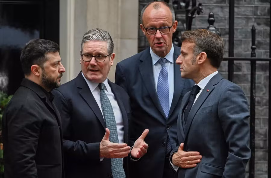 Tổng thống Zelensky, Thủ tướng Keir Starmer, Thủ tướng Friedrich Merz và Tổng thống Emmanuel Macron trong một cuộc gặp tại London.