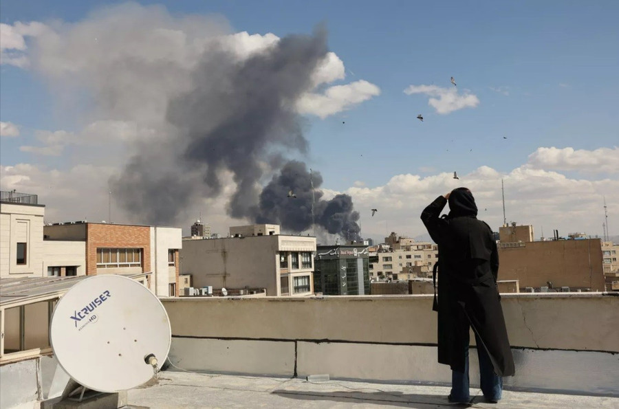 Khói bốc lên từ hiện trường vụ không kích của Mỹ vào Tehran.