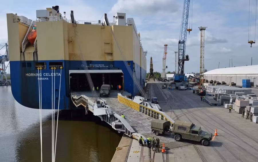 Thiết bị của NATO được chuyển đến Ba Lan.