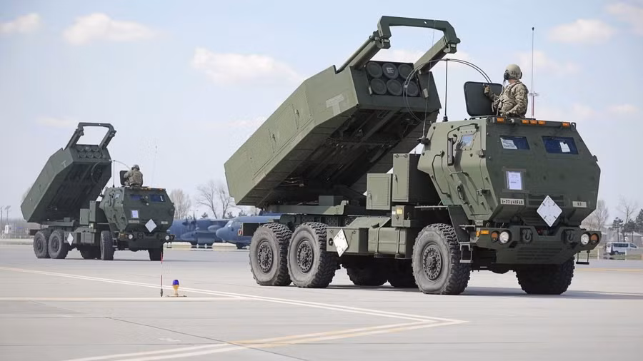 Hệ thống HIMARS được sử dụng để phóng tên lửa ATACMS.