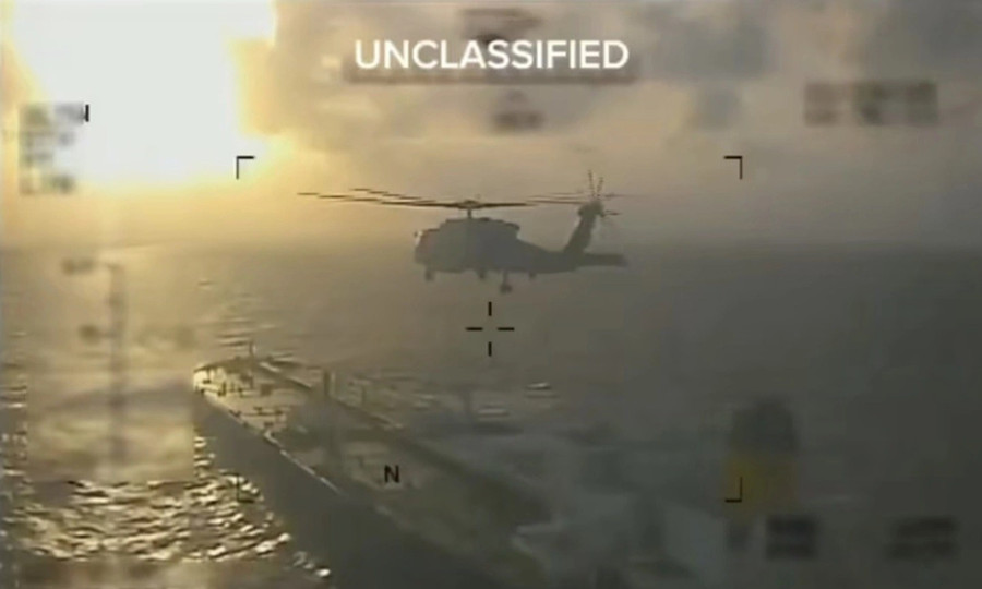 Trực thăng của Mỹ tiếp cận một tàu chở dầu trên Biển Caribe.