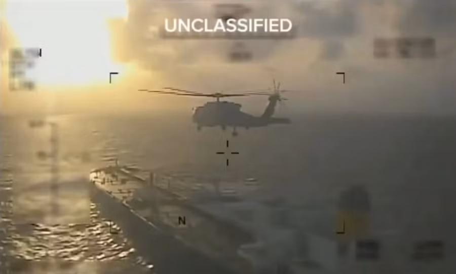 Trực thăng của Mỹ tiếp cận một tàu chở dầu trên Biển Caribe.