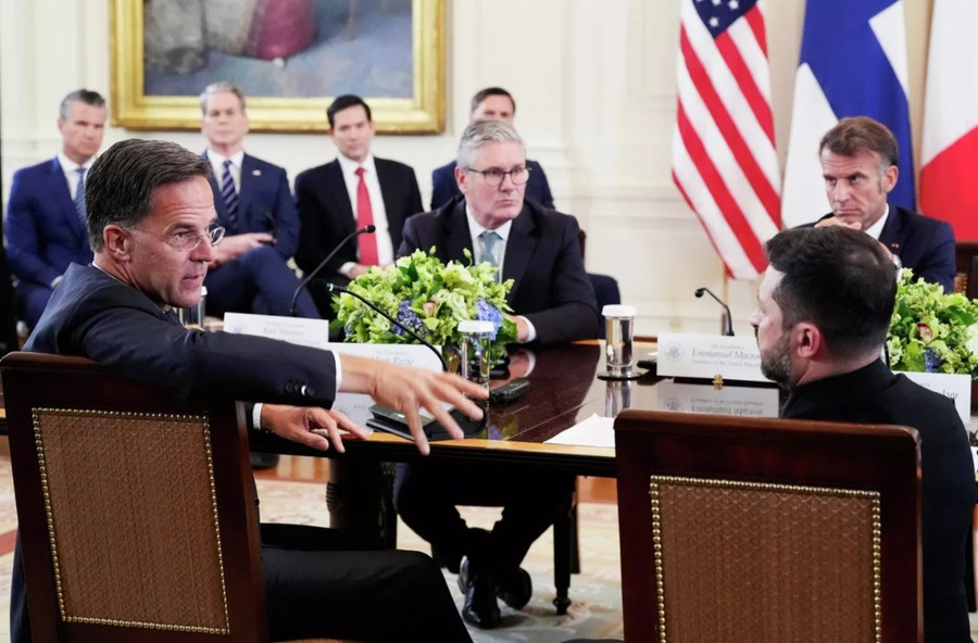 Tổng thư ký NATO Mark Rutte, Tổng thống Ukraine Zelensky, Thủ tướng Anh Keir Starmer và Tổng thống Pháp Macron trong cuộc gặp Tổng thống Trump tại Nhà Trắng.
