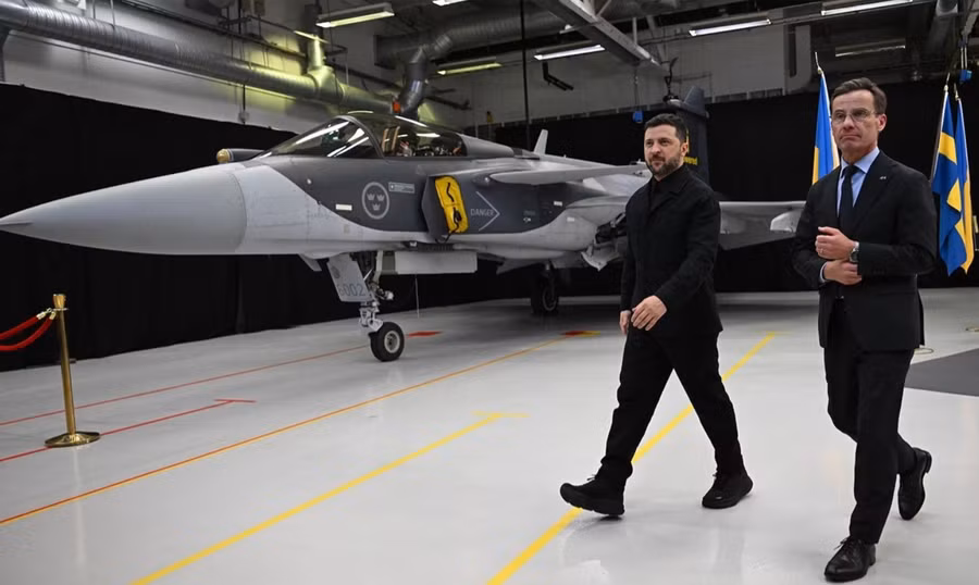 Tổng thống Zelensky và Thủ tướng Kristersson bên chiếc tiêm kích Gripen trong chuyến thăm Thụy Điển hôm 22 tháng 10. 