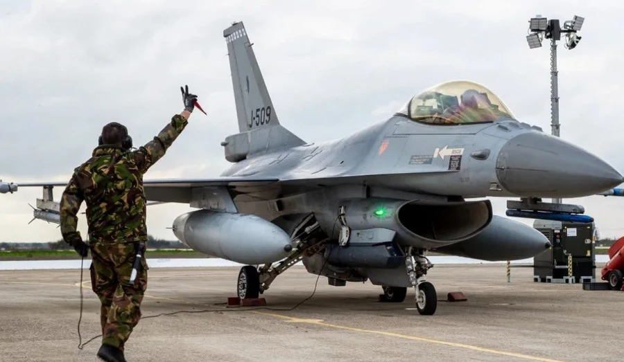 Tiêm kích F-16. 
