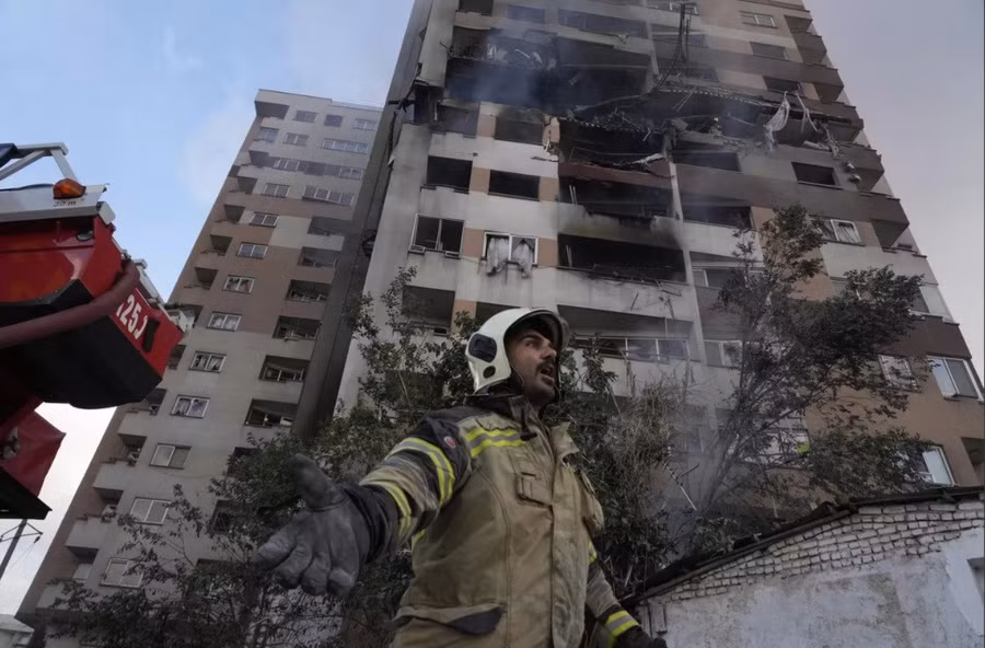 Một tòa chung cư tại Tehran trúng đòn tấn công của Israel hôm 13 tháng 6.