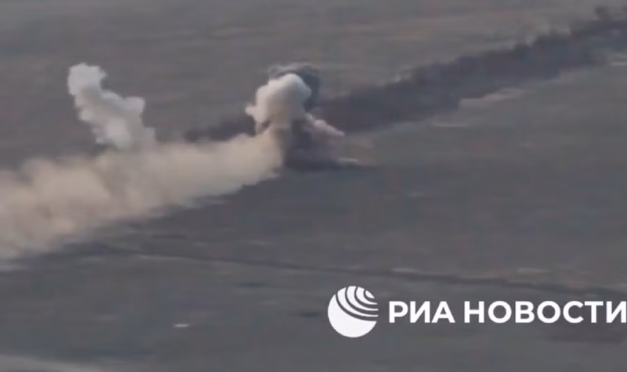 Chiếc T-72 của Nga vô sự sau khi hứng đòn tấn công từ hàng chục chiếc drone và mìn chống tăng.