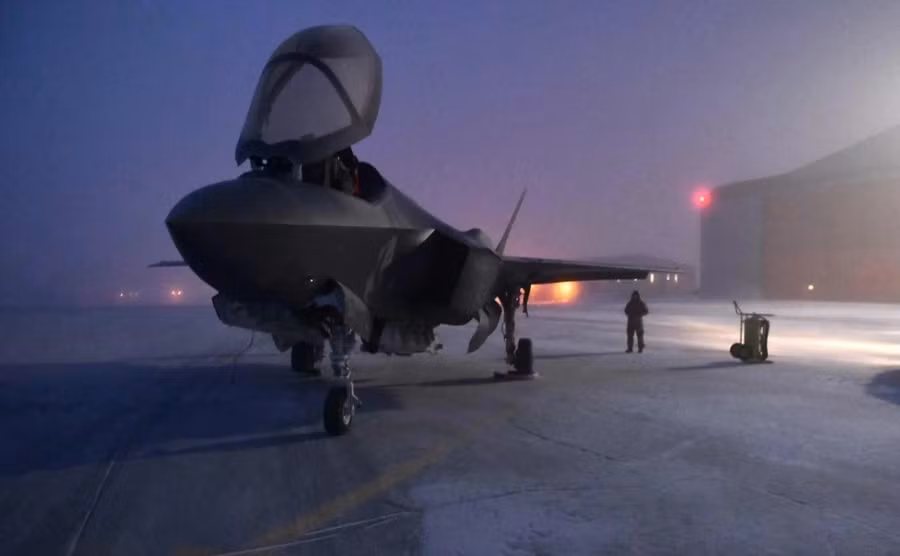 Tiêm kích F-35 của Mỹ trong một lần xuất hiện tại căn cứ Thule, Greenland.