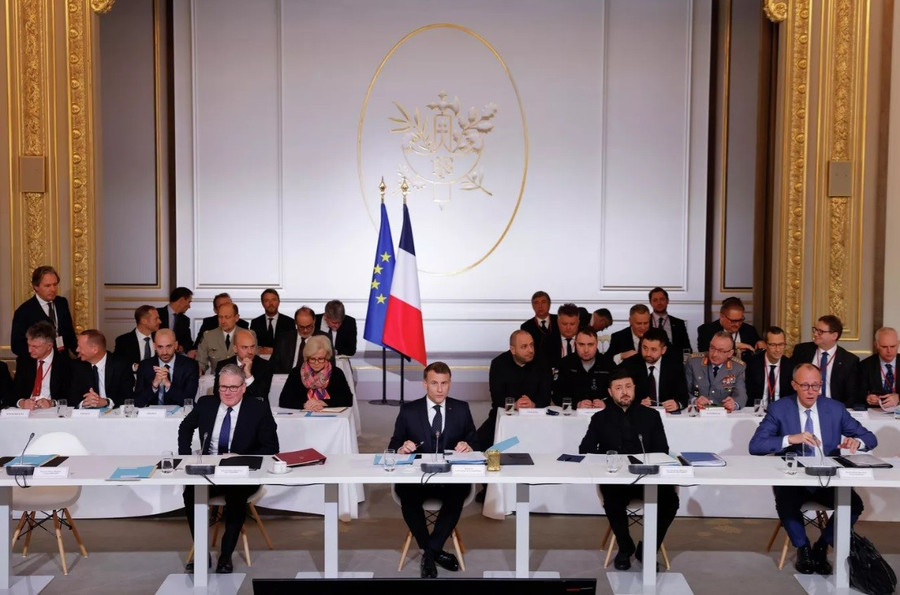 Tổng thống Macron, Tổng thống Zelensky, Thủ tướng Starmer và Thủ tướng Merz tại cuộc họp của "liên minh những người sẵn sàng hợp tác" ở Paris.